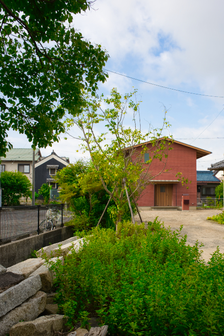 奥まった敷地に離れを建てました。