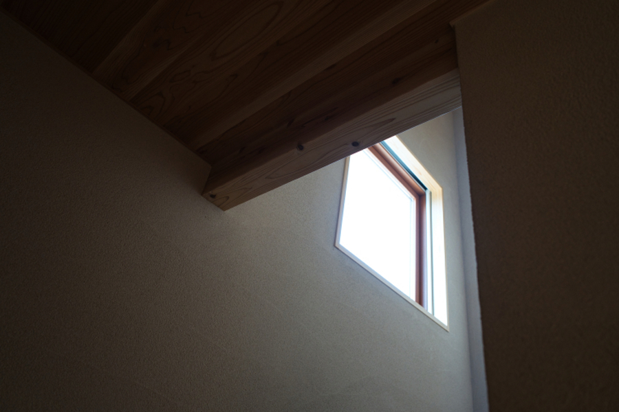 明るい吹抜けと階段。