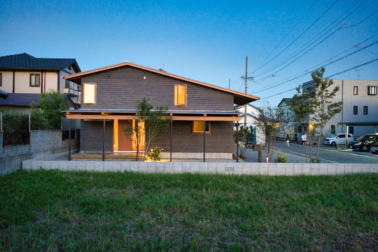 区画整理された住宅街にある半分平屋、半分二階建てのお家