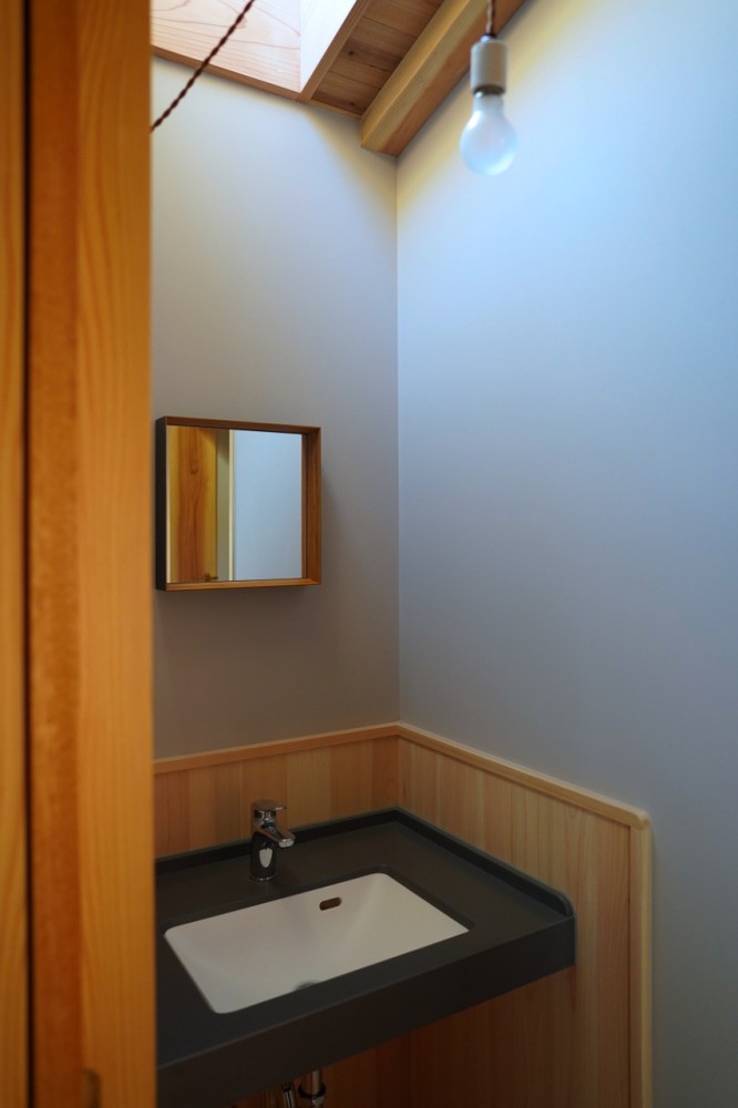天窓から降り注ぐ自然光ですがすがしい朝を迎える洗面所
