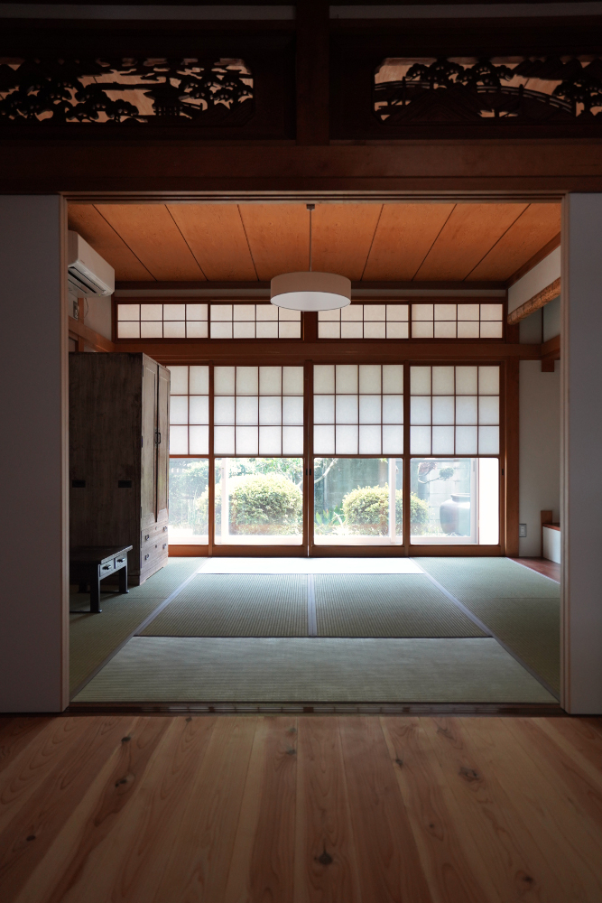 庭と縁側からはいる自然光の心地よい和室。