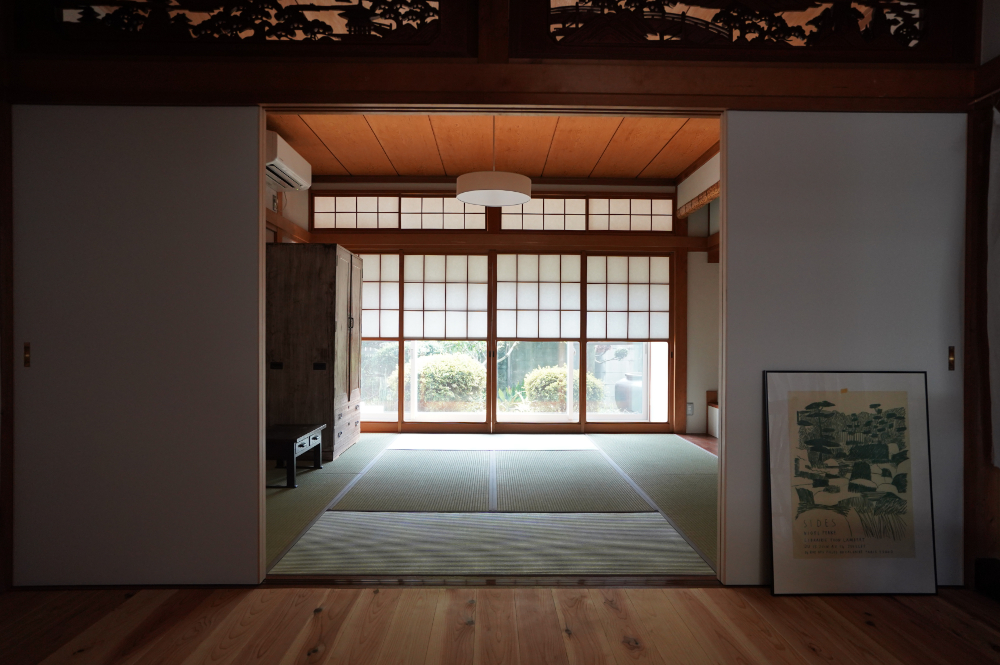 年月を重ねた彫刻欄間が美しい。洋室となった茶の間にもなじんでいる。