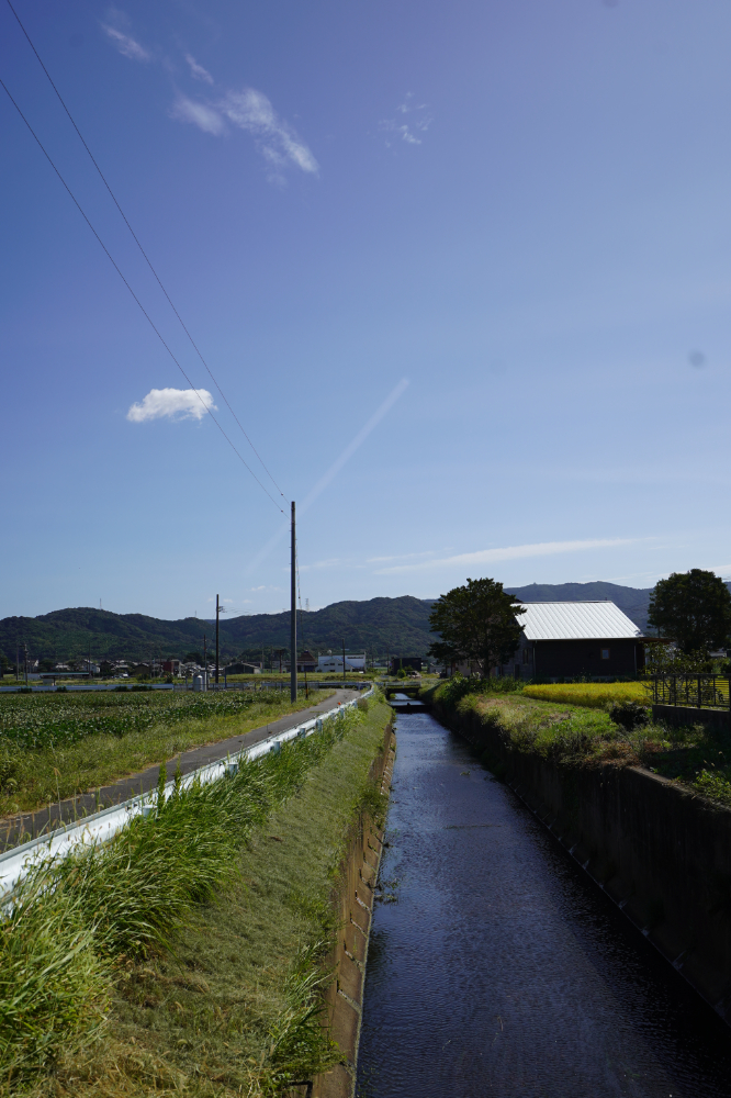 のどかな風景になじむ杉板の外壁が特徴的な二世帯住宅