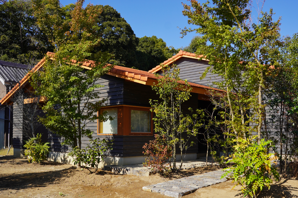 大屋根のかかる板張りの平屋
